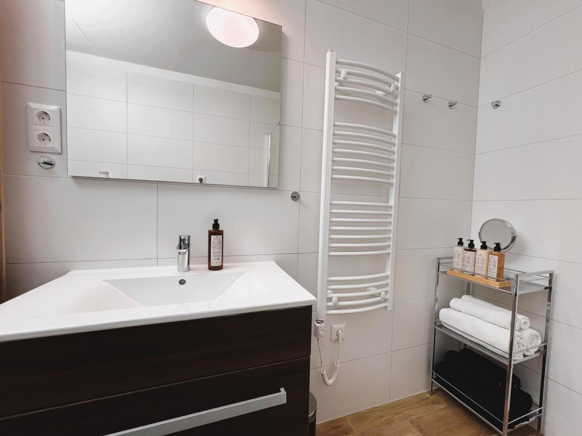 Luxe Central Studio With Pool, Parking & Ac Budapest Exterior photo