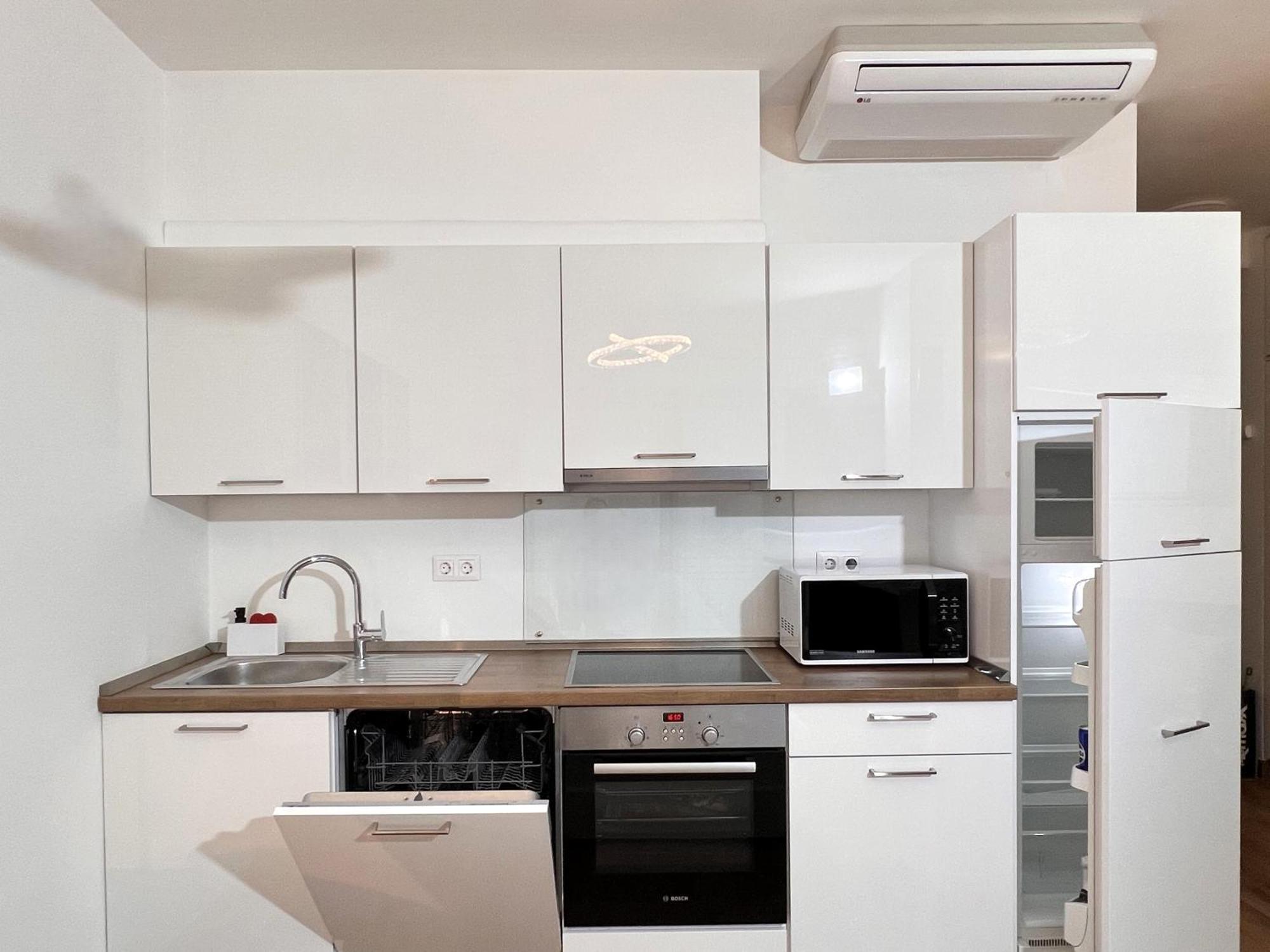 Luxe Central Studio With Pool, Parking & Ac Budapest Exterior photo