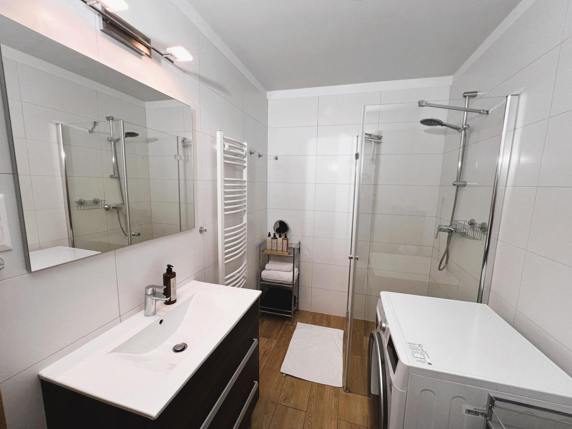 Luxe Central Studio With Pool, Parking & Ac Budapest Exterior photo