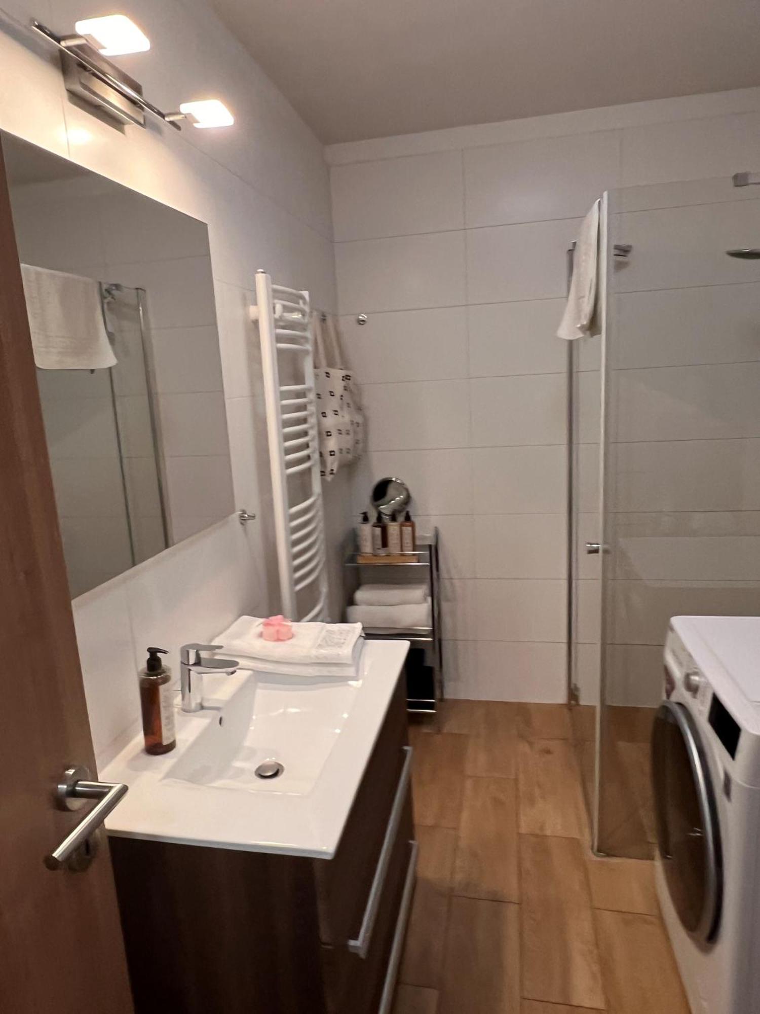 Luxe Central Studio With Pool, Parking & Ac Budapest Exterior photo